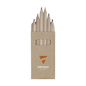 6 petits crayons de couleur en bois non vernis dans une boîte en carton recyclé