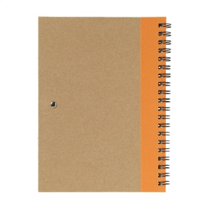 Bloc-notes en matériau recyclé avec environ 70 feuillets / 140 pages papier ligné de couleur crème (70 g/m²) et couverture cartonnée, relié par une spirale solide en métal 18