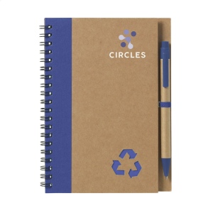 Bloc-notes en matériau recyclé avec environ 70 feuillets / 140 pages papier ligné de couleur crème (70 g/m²) et couverture cartonnée, relié par une spirale solide en métal 5