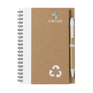 Bloc-notes en matériau recyclé avec environ 70 feuillets / 140 pages papier ligné de couleur crème (70 g/m²) et couverture cartonnée, relié par une spirale solide en métal 6