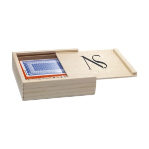 5 dés et un jeu de cartes (54) dans une boite en bois 9