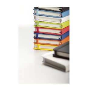 Bloc-notes compact format A6 avec environ 96 feuillets / 192 pages de papier ligné de couleur crème (80 g/m²) certifié FSC Mix 11