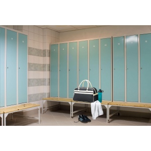 Sac de sport en PVC/PU dans un design des années 70 avec intérieur doublé, poche principale et poche zippée, 2 poignées solides, fond avec crampons de protection 18