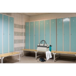 Sac de sport en PVC/PU dans un design des années 70 avec intérieur doublé, poche principale et poche zippée, 2 poignées solides, fond avec crampons de protection 19