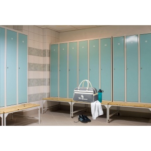 Sac de sport en PVC/PU dans un design des années 70 avec intérieur doublé, poche principale et poche zippée, 2 poignées solides, fond avec crampons de protection 20