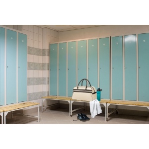 Sac de sport en PVC/PU dans un design des années 70 avec intérieur doublé, poche principale et poche zippée, 2 poignées solides, fond avec crampons de protection 21