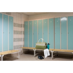 Sac de sport en PVC/PU dans un design des années 70 avec intérieur doublé, poche principale et poche zippée, 2 poignées solides, fond avec crampons de protection 22