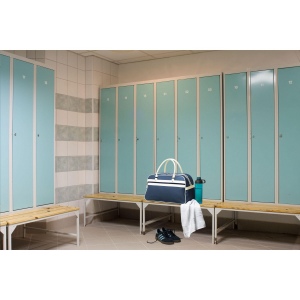 Sac de sport en PVC/PU dans un design des années 70 avec intérieur doublé, poche principale et poche zippée, 2 poignées solides, fond avec crampons de protection 17
