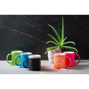 LYNCH. Tasse en céramique avec finition néon 350 mL 4