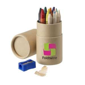Cylindre en carton avec : • 6 crayons de couleur • 6 craies de cire • taille-crayon