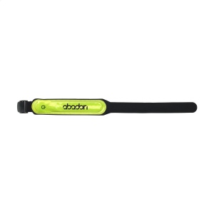 Soyez visible avec ce bracelet ajustable comprenant bande fluorescente et lumières LED