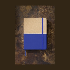 Carnet de notes de style duo en liège et en imitation cuir d'un format pratique avec environ 72 feuilles / 144 pages de papier (70 g/m²) lignées de couleur crème et fermeture par élastique 16