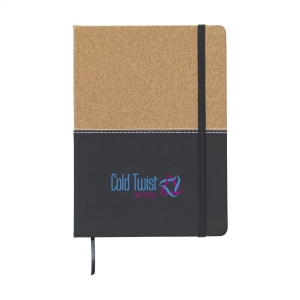 Carnet de notes de style duo en liège et en imitation cuir d'un format pratique avec environ 72 feuilles / 144 pages de papier (70 g/m²) lignées de couleur crème et fermeture par élastique