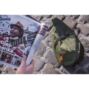 Sac à dos urbain robuste et pratique en polyester 600 D résistant avec une doublure en PVC imperméable et partiellement en nylon 19
