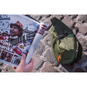 Sac à dos urbain robuste et pratique en polyester 600 D résistant avec une doublure en PVC imperméable et partiellement en nylon 11
