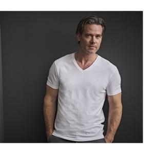 Tee-shirt stretch col V