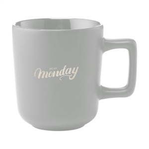 Mug en céramique de haute qualité, avec une belle anse. La finition extérieure est mate, tandis que l'intérieur est brillant. 7