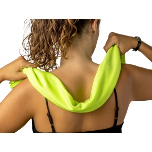 BERNAL. Serviette de sport rafraichissante en polyester recyclé (100% rPET) avec pochette en non-tissé 14