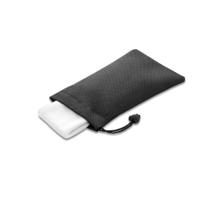 BERNAL. Serviette de sport rafraichissante en polyester recyclé (100% rPET) avec pochette en non-tissé 4