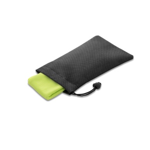 BERNAL. Serviette de sport rafraichissante en polyester recyclé (100% rPET) avec pochette en non-tissé 6