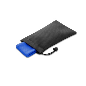 BERNAL. Serviette de sport rafraichissante en polyester recyclé (100% rPET) avec pochette en non-tissé 5