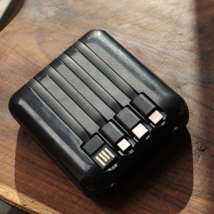 BATTERIE DE SECOURS AVEC 4 CABLES - 10 000 MAH NOIRE 6