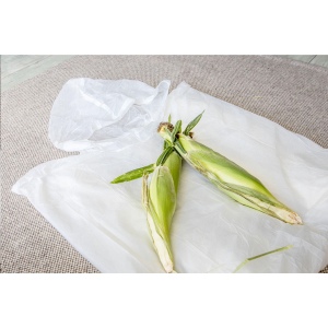 Ce poncho réutilisable est fabriqué à partir de déchets de production de maïs: 4% PLA, 60% PBAT et 36% amidon de maïs 6
