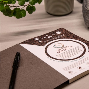 Carnet A5 avec une couverture en marc de café qui sent même le café ! Le marc de café qui reste après l'infusion est utilisé pour créer ce produit 6
