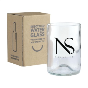 Un verre à boire design fabriqué à partir d'une bouteille de vin recyclée 3