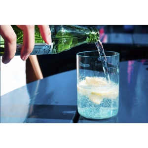 Un verre à boire design fabriqué à partir d'une bouteille de vin recyclée 6