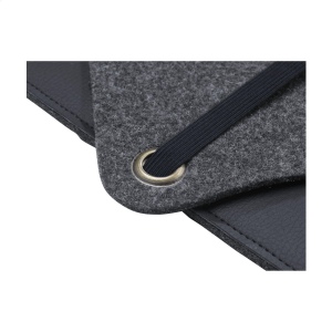 Cette housse élégante et design pour ordinateur portable de 14 pouces est fabriquée à partir d'une combinaison de cuir végétalien et de feutre de laine recyclé 5