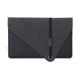 Cette housse élégante et design pour ordinateur portable de 14 pouces est fabriquée à partir d'une combinaison de cuir végétalien et de feutre de laine recyclé