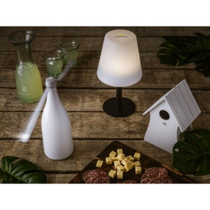 La lampe de table solaire Gusta présente un design épuré et raffiné 4