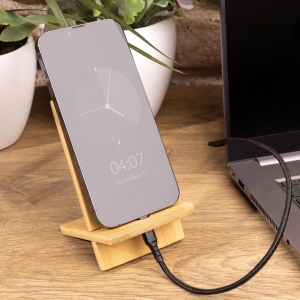 Support téléphone en bambou dans une boîte kraft 6