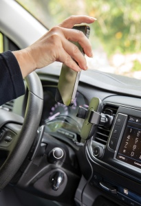 Support voiture avec chargeur 10W en plastique recyclé RCS 4