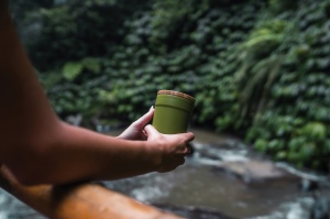 Mug 300ml en PP recyclé GRS avec couvercle en bambou 29