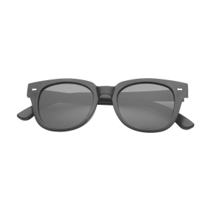 Une paire de lunettes de soleil dont la monture est fabriquée à partir de marc de café et de fibres d'écorce de pin 3