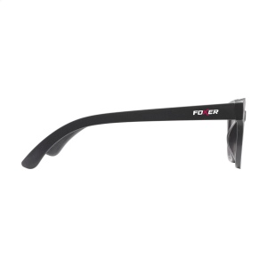 Une paire de lunettes de soleil dont la monture est fabriquée à partir de marc de café et de fibres d'écorce de pin 4