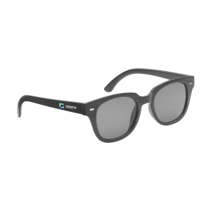 Une paire de lunettes de soleil dont la monture est fabriquée à partir de marc de café et de fibres d'écorce de pin 2
