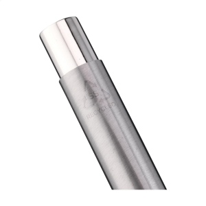Ce stylo avec recharge d'encre bleue possède un corps magnifiquement poli en acier inoxydable recyclé 6