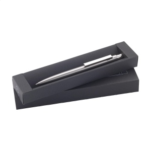 Ce stylo avec recharge d'encre bleue possède un corps magnifiquement poli en acier inoxydable recyclé