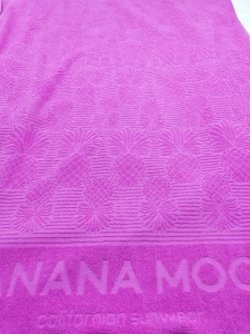 Serviette jacquard logo embossé relief éponge uni 2