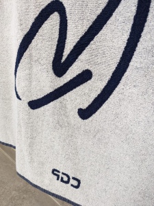 Serviette jacquard logo tissé en fils teints 4
