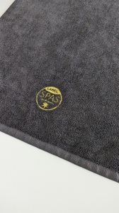 Serviette microfibre avec logo brodé pour coiffeurs et spa 2