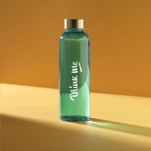 Cette bouteille d'eau est composée à 100% de RPET et est dotée d'un bouchon à vis anti-fuite en acier inoxydable 30
