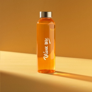 Cette bouteille d'eau est composée à 100% de RPET et est dotée d'un bouchon à vis anti-fuite en acier inoxydable 34