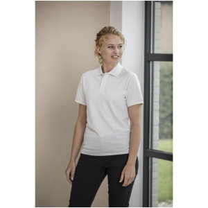 Polo Emerald recyclé unisexe à manches courtes Aware™ 24