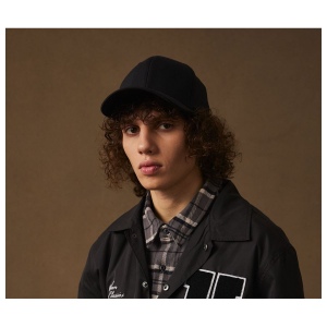 Casquette ajustée à visière préformée