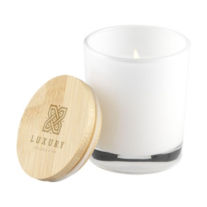 Bougie parfumée exclusive Wooosh Sweet Vanilla versée dans un bocal en verre magnifiquement poli avec un couvercle en bambou 3