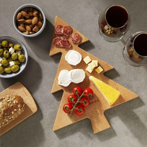 Une planche de service en bois de hêtre en forme de pin, de la marque Bowls and Dishes 5